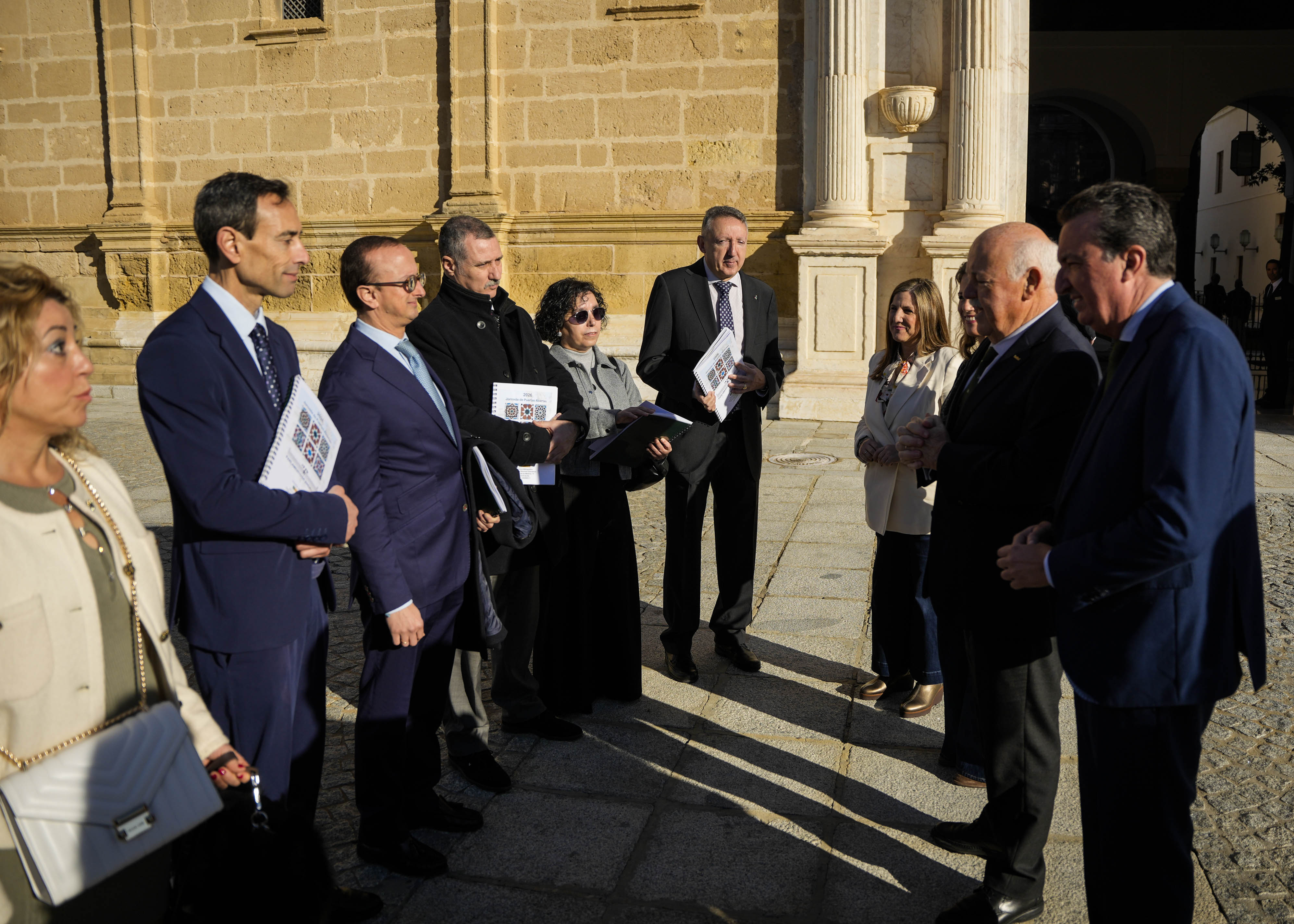  Jes�s Aguirre, junto a los miembros de la Mesa, Ana Mestre, Irene Garc�a y Manuel A. Gonz�lez, saludan al grupo de la ONCE que han sido recibidos en la Jornada de Puertas Abiertas