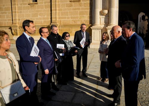  Jes�s Aguirre, junto a los miembros de la Mesa, Ana Mestre, Irene Garc�a y Manuel A. Gonz�lez, saludan al grupo de la ONCE que han sido recibidos en la Jornada de Puertas Abiertas