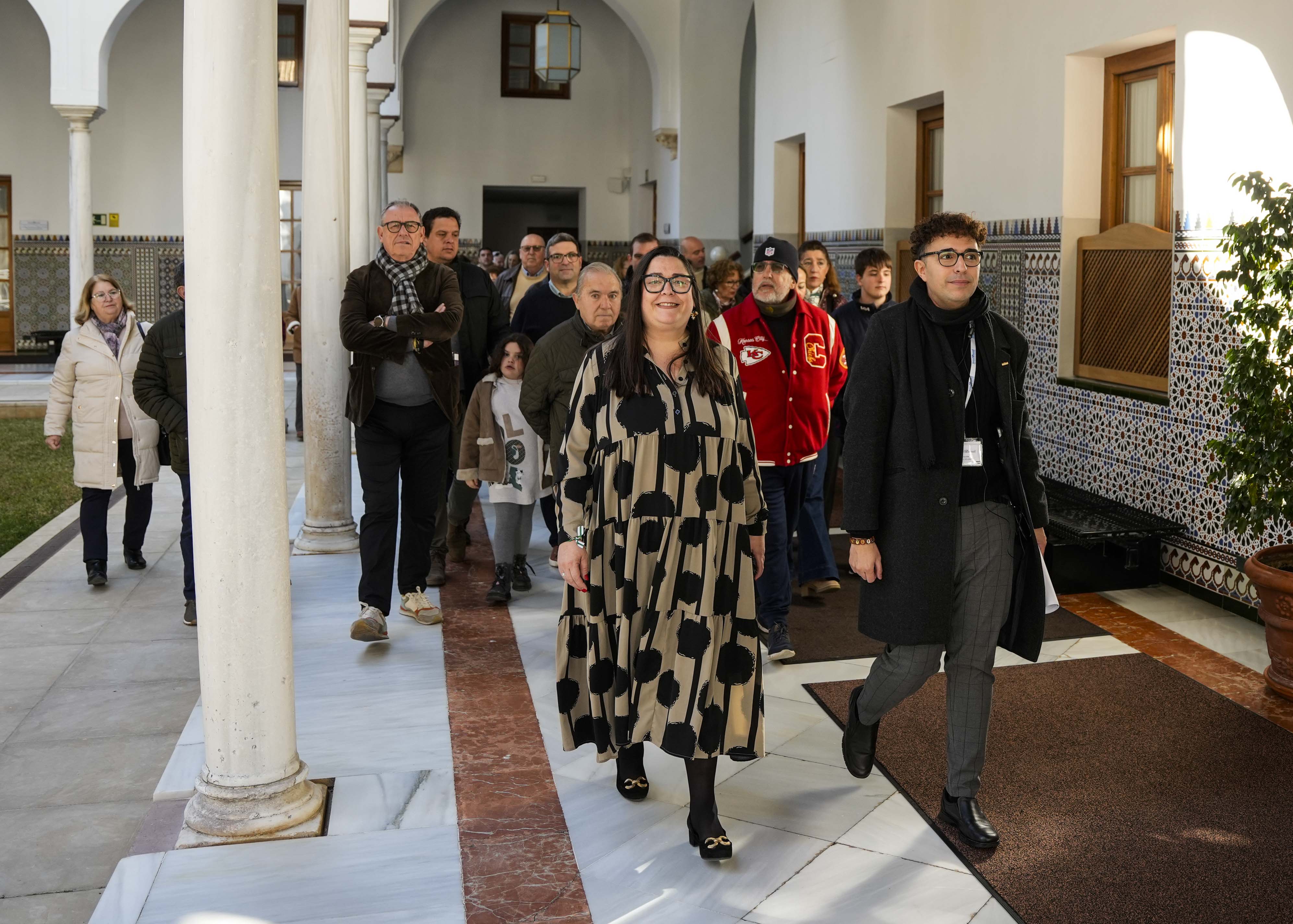  La diputada Mar�a Dolores Bautista acompa�a a un grupo de visitantes durante el recorrido