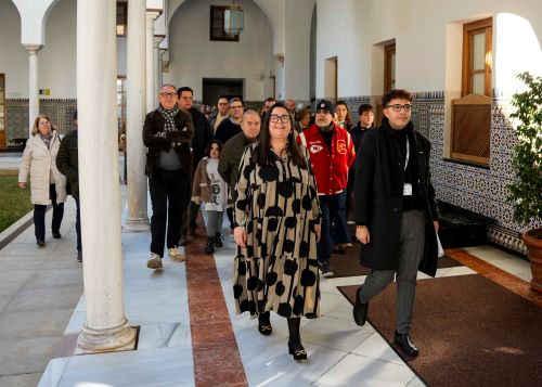  La diputada Mar�a Dolores Bautista acompa�a a un grupo de visitantes durante el recorrido