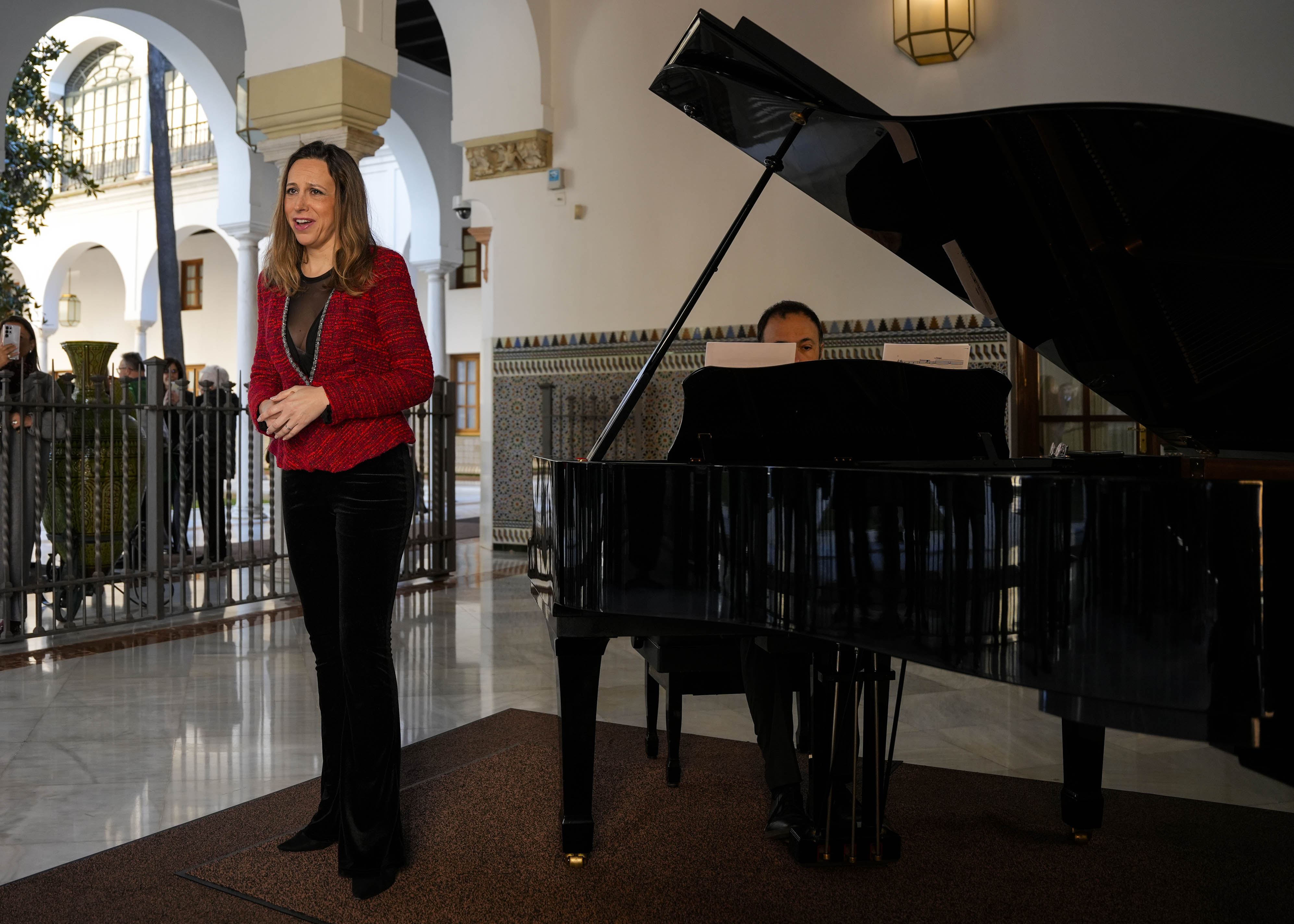  Los grupos son recibidos en la galer�a de entrada con la interpretaci�n de la soprano Aurora G�mez acompa�ada al piano por V�ctor L�pez