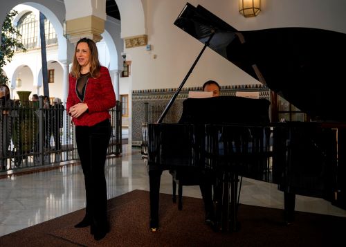  Los grupos son recibidos en la galer�a de entrada con la interpretaci�n de la soprano Aurora G�mez acompa�ada al piano por V�ctor L�pez