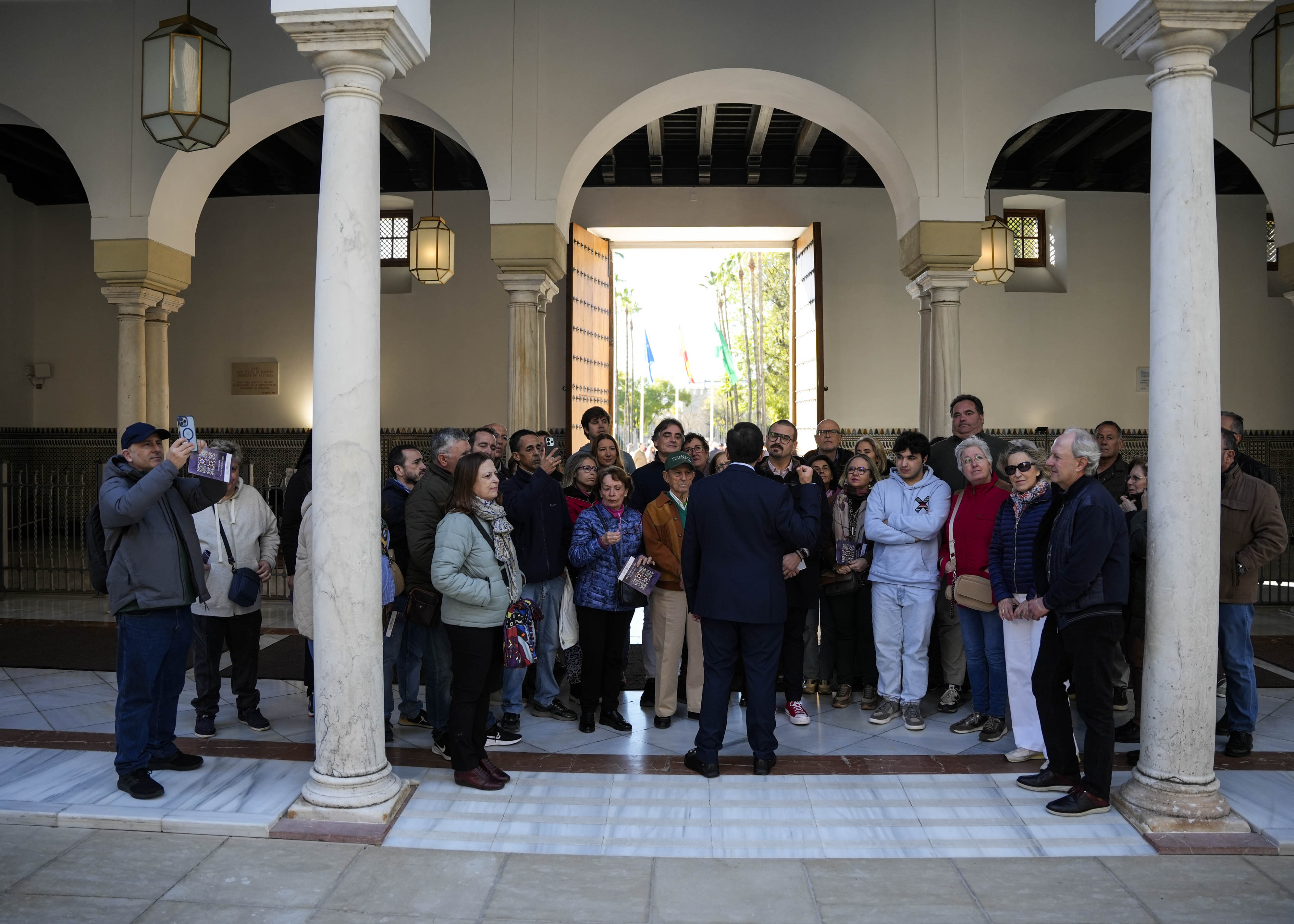  Un grupo de visitantes inicia el recorrido en el interior del edificio