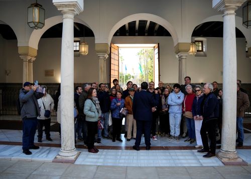  Un grupo de visitantes inicia el recorrido en el interior del edificio