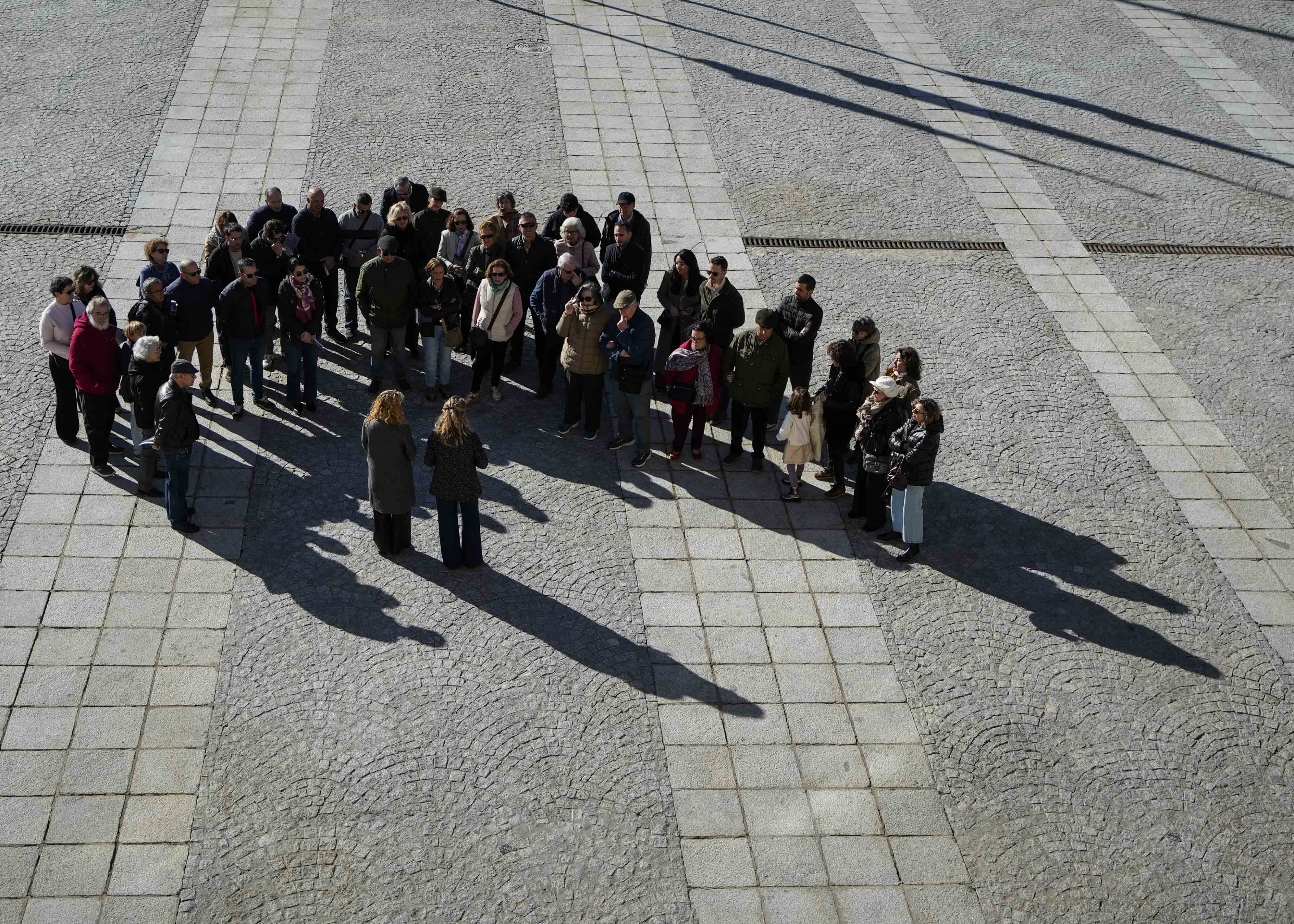 Uno de los grupos inicia su visita en la fachada exterior del edificio