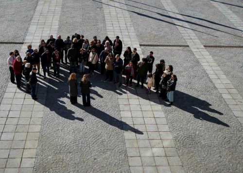 Uno de los grupos inicia su visita en la fachada exterior del edificio