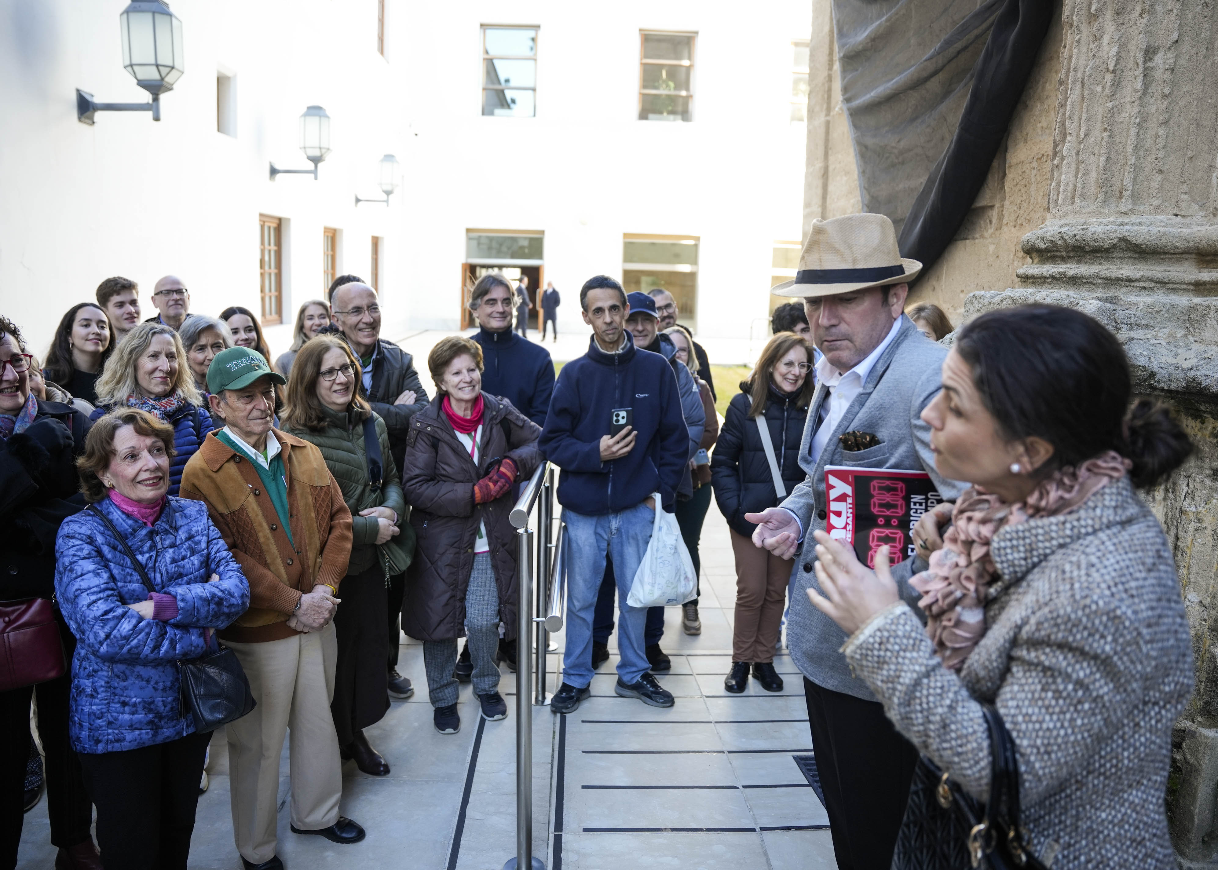  Manolo "Sabio" (Sergio Fern�ndez) y Mar�a (Laura Villalba) , vecinos del barrio de la Macarena, amenizan la espera en la entrada al sal�n de plenos
