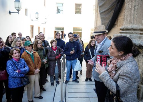  Manolo "Sabio" (Sergio Fern�ndez) y Mar�a (Laura Villalba) , vecinos del barrio de la Macarena, amenizan la espera en la entrada al sal�n de plenos