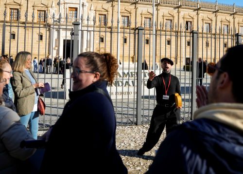  En la zona de los jardines exteriores tambi�n se cont� con actuaciones para amenizar la espera, en este caso a cargo del m�sico y mimo Marcos P�rez 