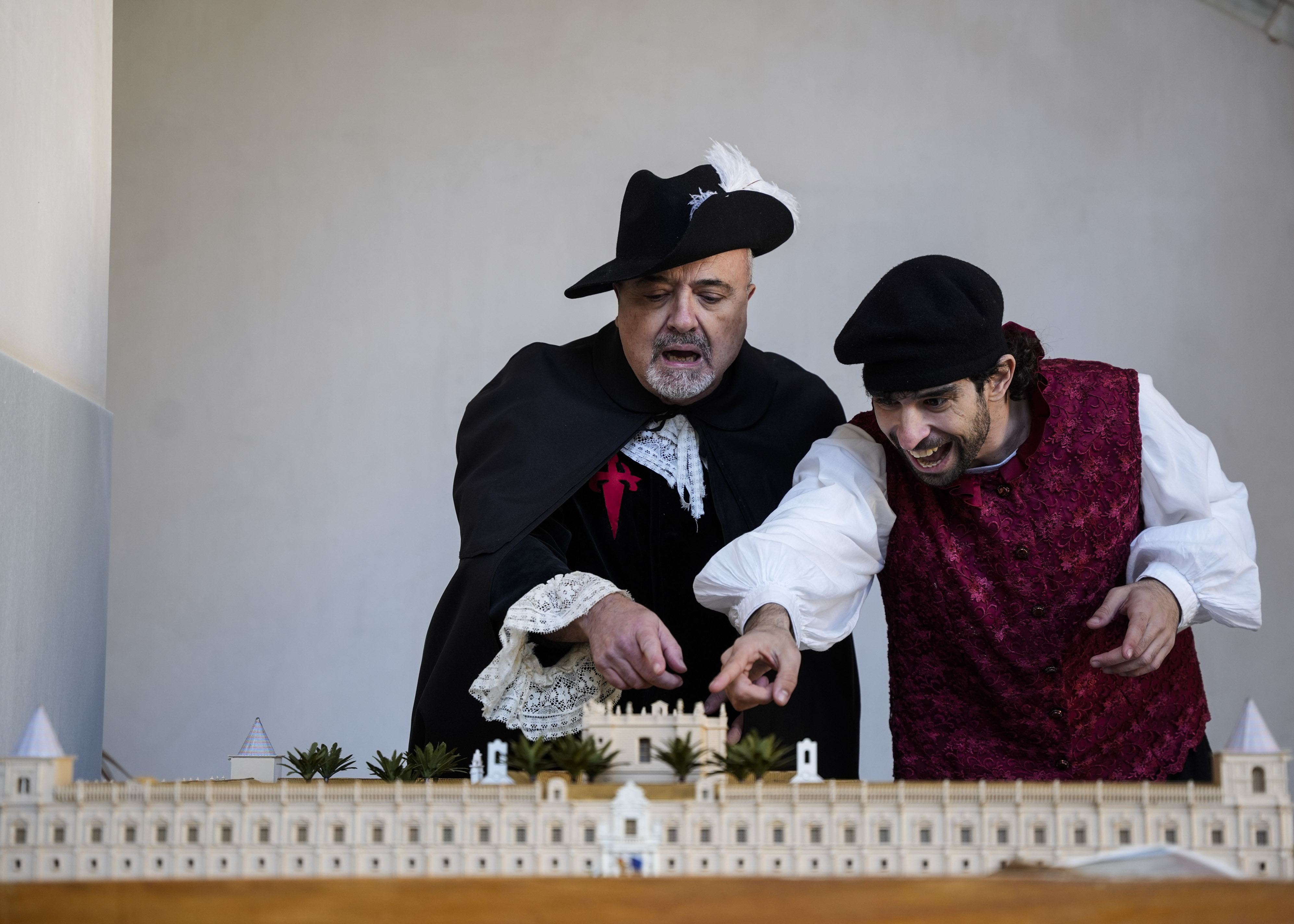  Francisco J. Lozano y Luis L�pez dan vida a Per Af�n Enr�quez de Ribera y a Hern�n Ruiz en otro de los puntos de animaci�n durante el recorrido