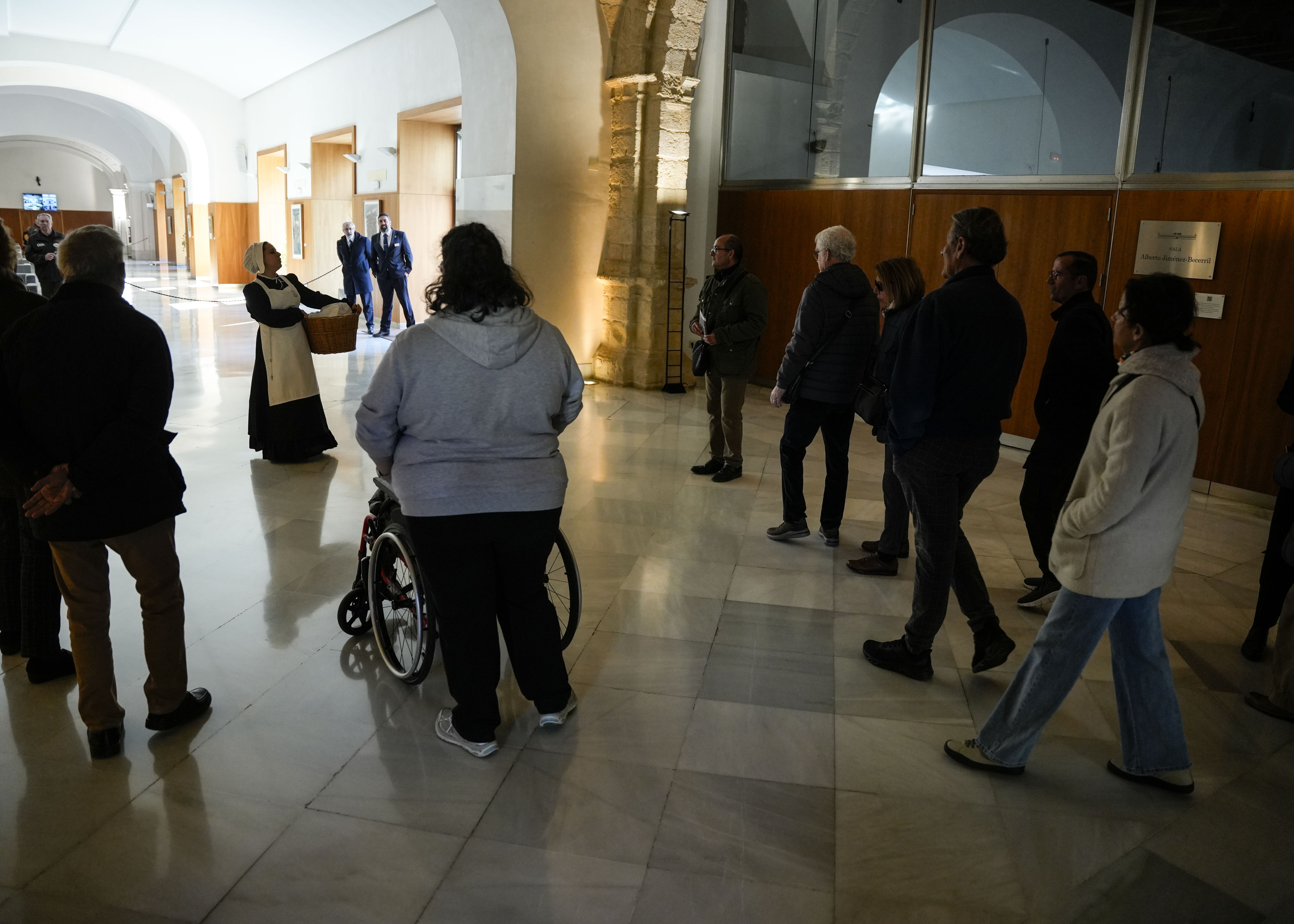  Visitantes siendo recibidos por Mar�a de la O, madre mayor y encargada de la enfermer�a del hospital, interpretada por Luc�a Gonz�lez