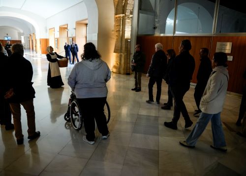  Visitantes siendo recibidos por Mar�a de la O, madre mayor y encargada de la enfermer�a del hospital, interpretada por Luc�a Gonz�lez