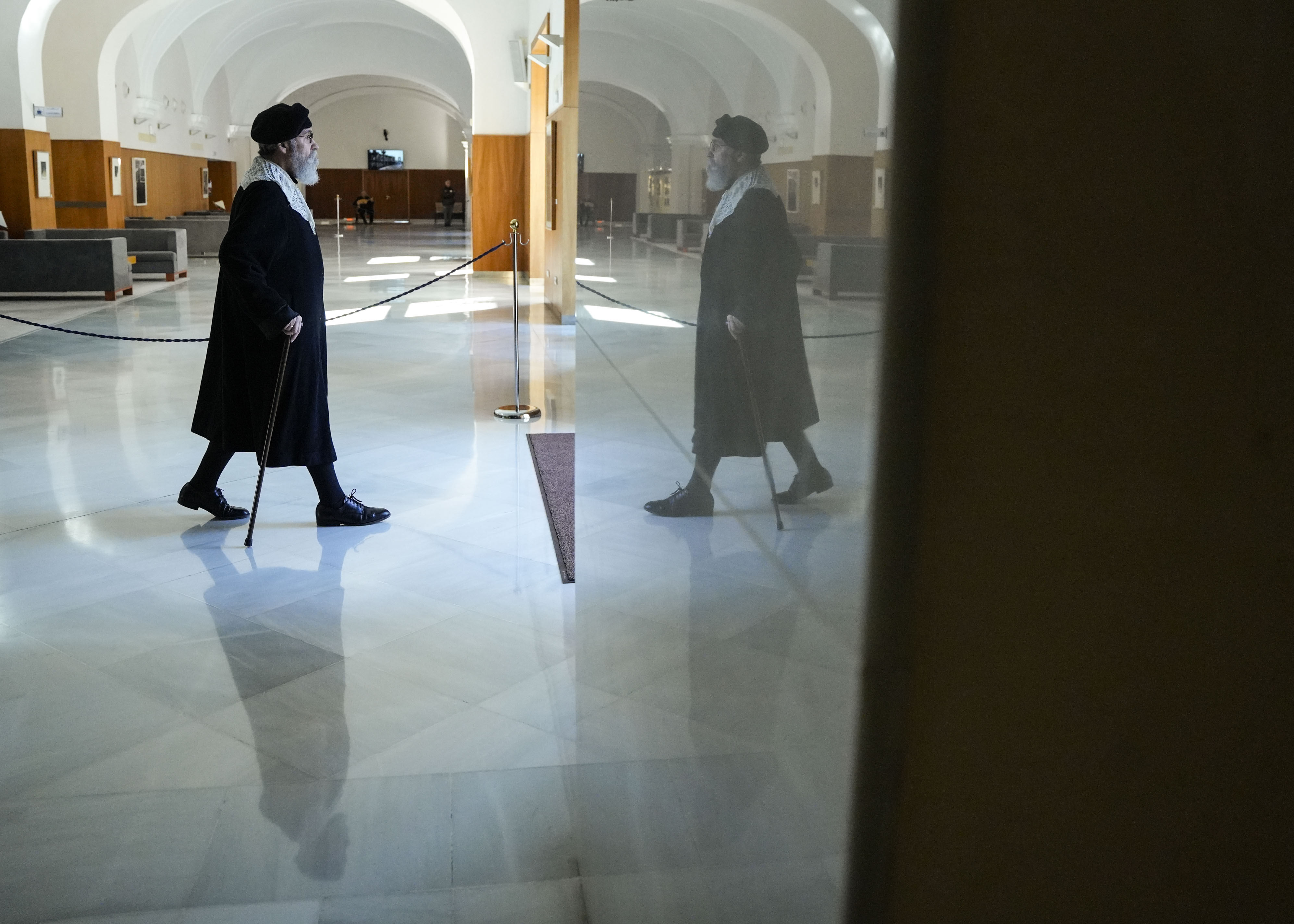   Mart�n L�pez de la Cueva, m�dico del hospital, deambula por las dependencias, interpretado por Julio Enrique Barranco.