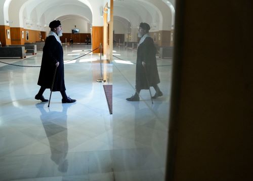   Mart�n L�pez de la Cueva, m�dico del hospital, deambula por las dependencias, interpretado por Julio Enrique Barranco.