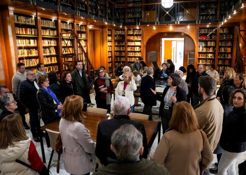  Los visitantes atienden a las explicaciones sobre la biblioteca del Parlamento