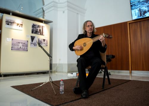  Florent Marie interpreta m�sica antigua en la b�veda del crucero oriental