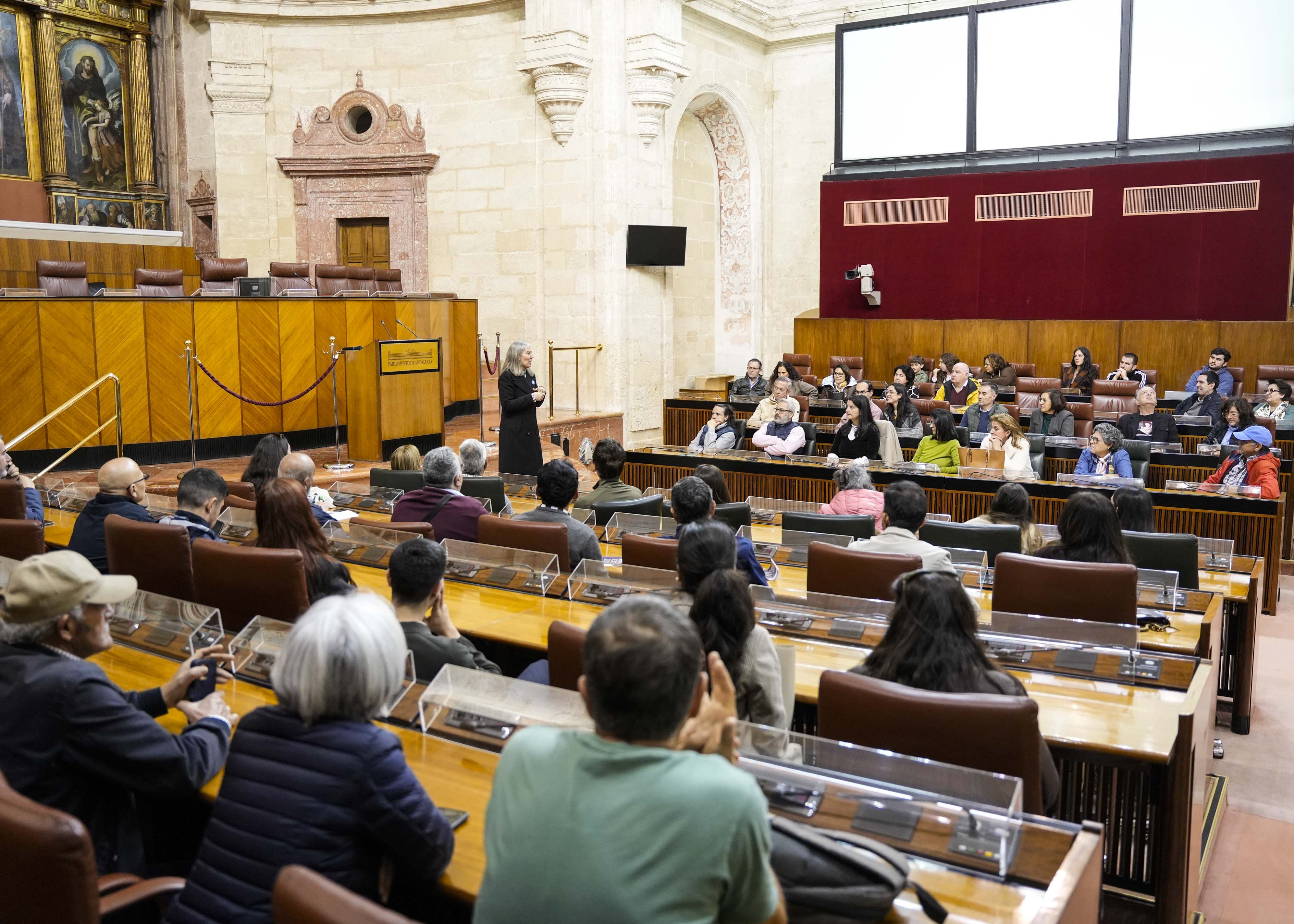  Los visitantes ocupan los esca�os de los diputados en el Sal�n de Plenos