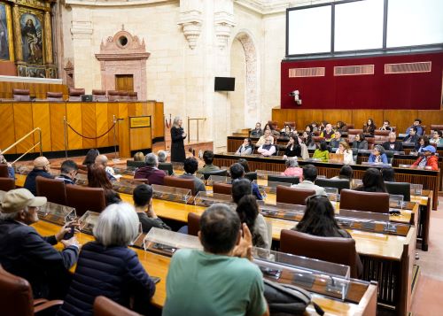  Los visitantes ocupan los esca�os de los diputados en el Sal�n de Plenos