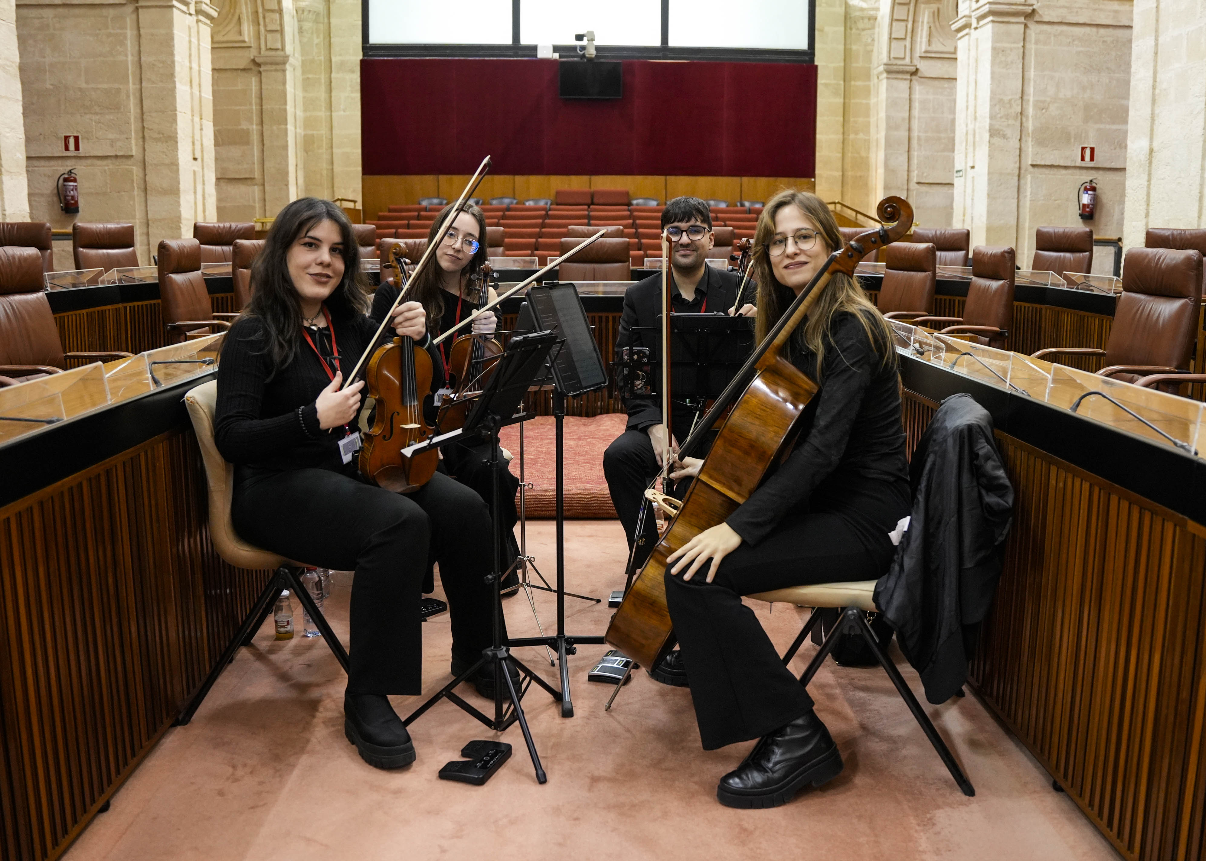  El grupo Omega Music, integrado por Mar�a Barriaga (viol�n), Laura L�pez (viol�n), �lvaro Ramos (viola) y Elena Rodr�guez (violonchelo), amenizan con m�sica la entrada al Sal�n de Plenos