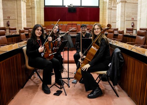  El grupo Omega Music, integrado por Mar�a Barriaga (viol�n), Laura L�pez (viol�n), �lvaro Ramos (viola) y Elena Rodr�guez (violonchelo), amenizan con m�sica la entrada al Sal�n de Plenos