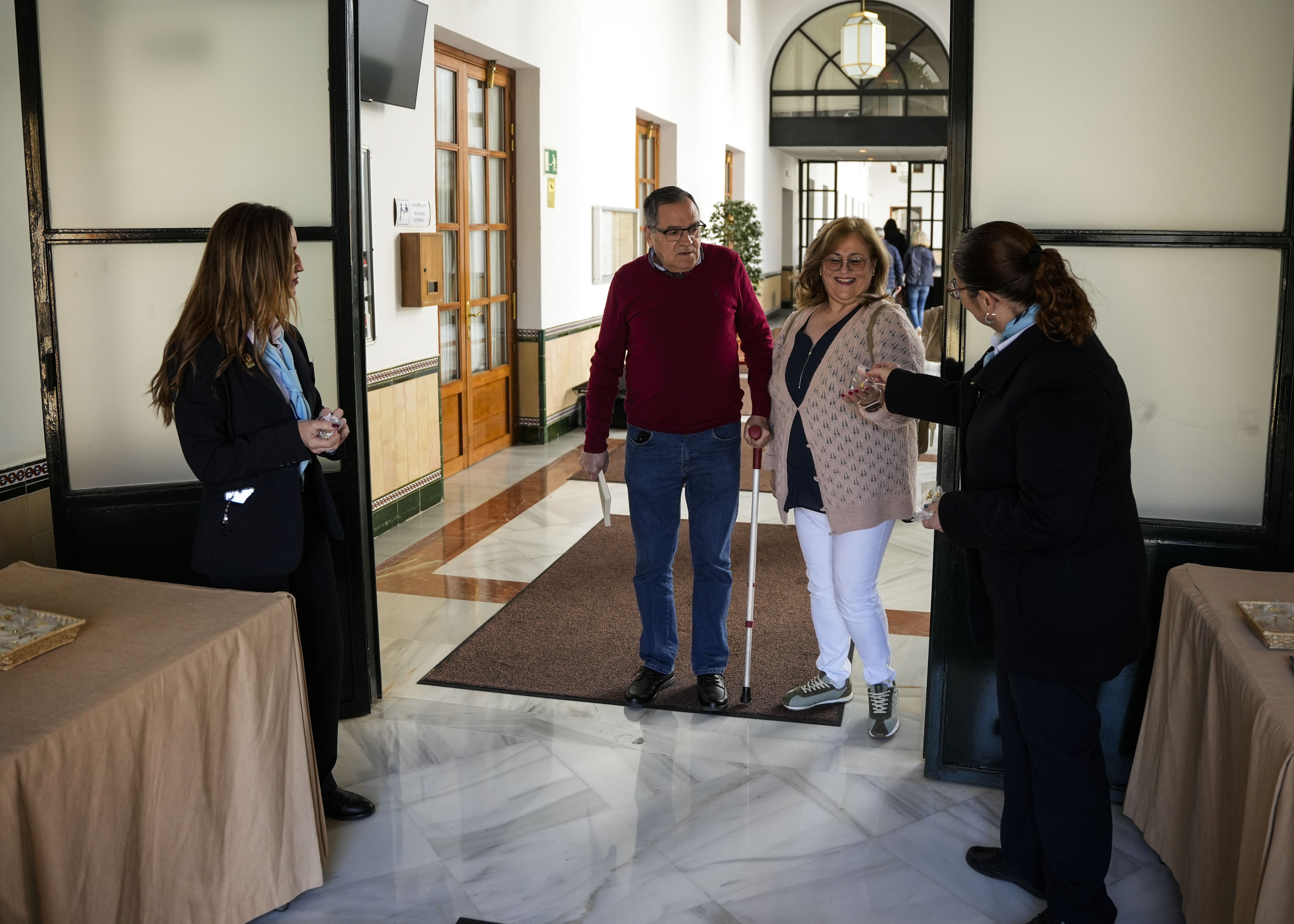  A la salida se obsequia a los participantes con un pin del Parlamento como recuerdo de su visita