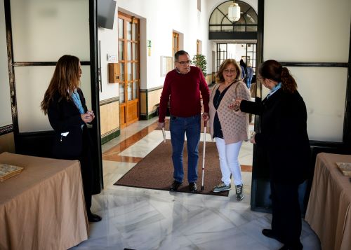  A la salida se obsequia a los participantes con un pin del Parlamento como recuerdo de su visita