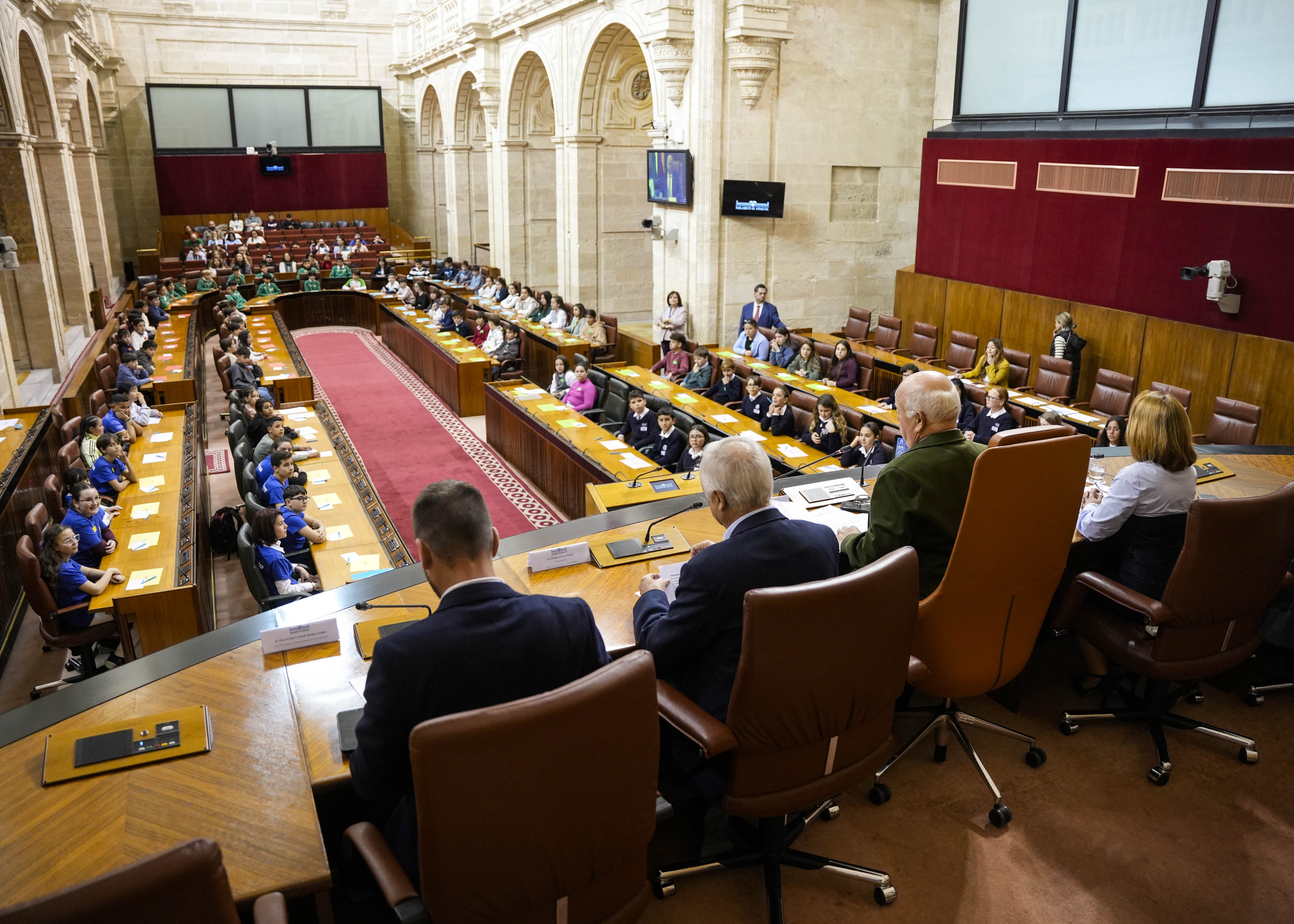 Vista general de los peque�os parlamentarios desde la Mesa y la presidencia del Parlamento  