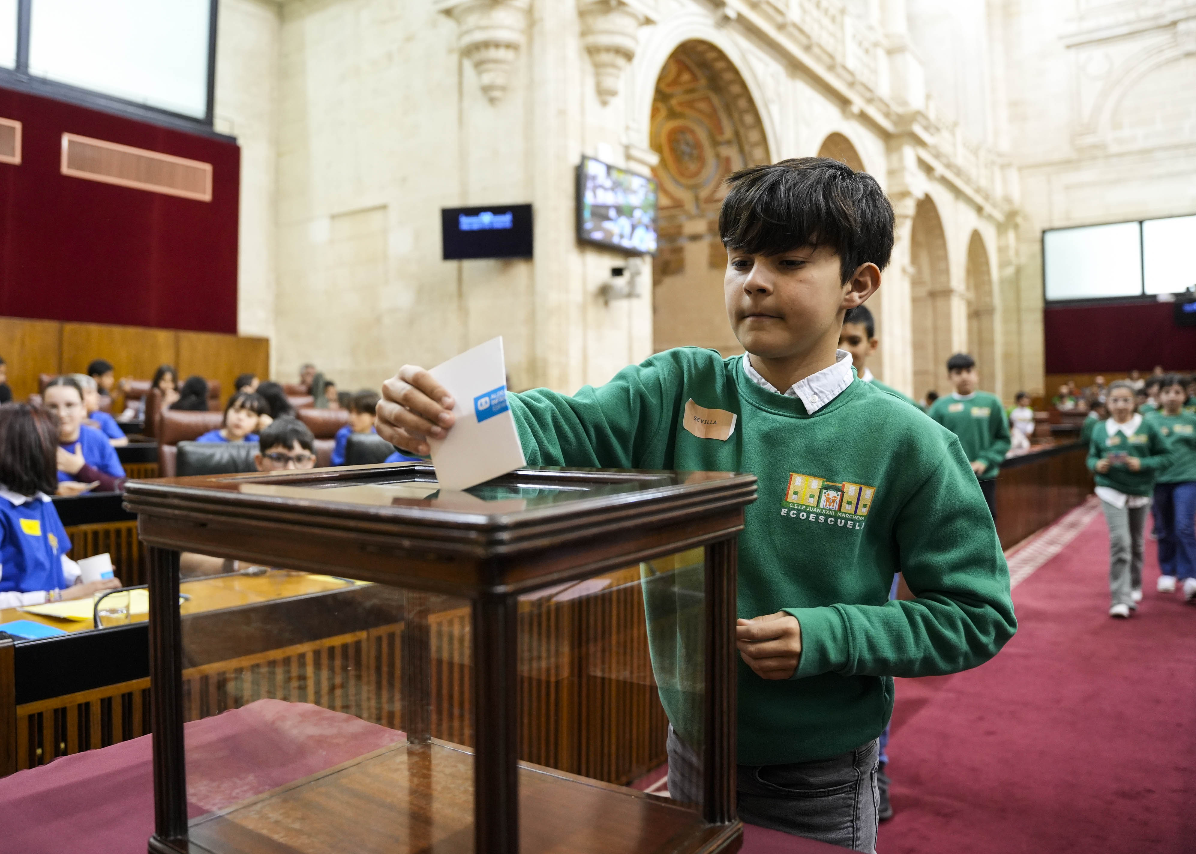 Los "diputados por un d�a" se dirigen a depositar su voto en la urna  