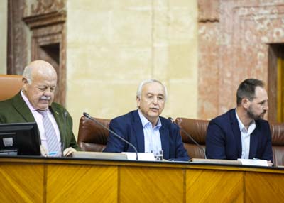 El presidente del Parlamento, Jes�s Aguirre, inicia la sesi�n del pleno infantil 