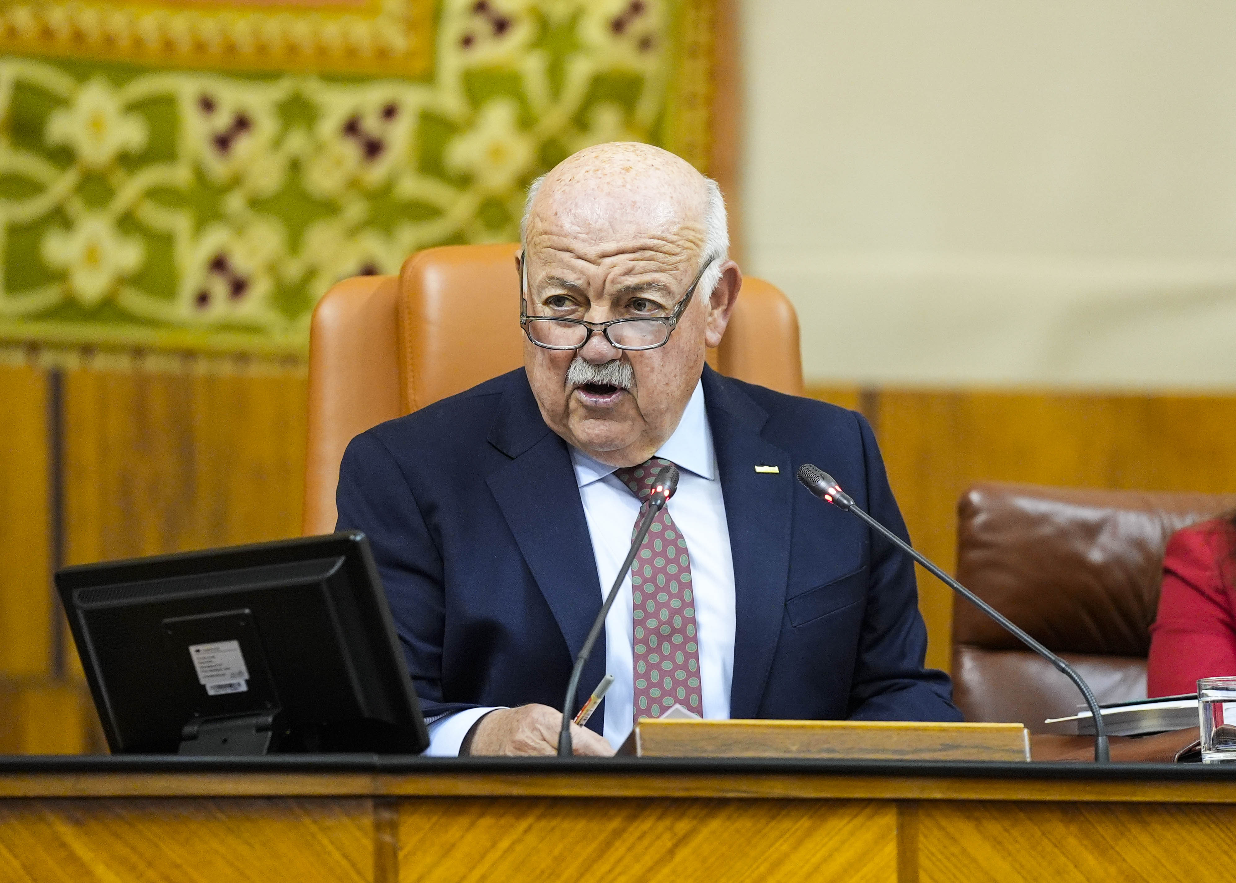  El presidente del Parlamento de Andaluc�a, Jes�s Aguirre, da inicio a la sesi�n plenaria
