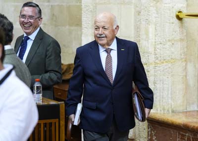 Jes�s Aguirre, presidente del Parlamento de Andaluc�a, entra en el sal�n de plenos 