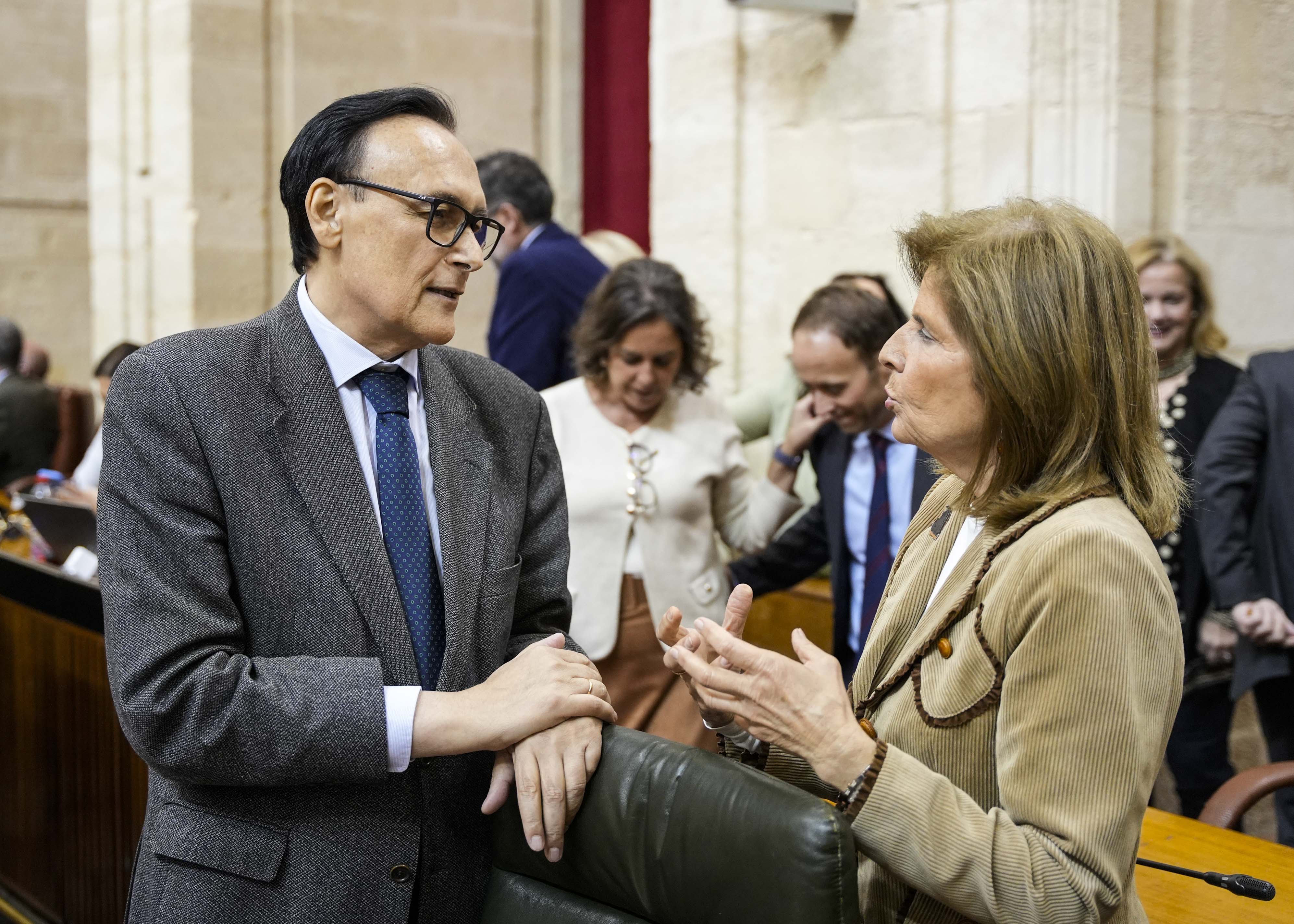  El consejero de Universidad, Investigaci�n e Innovaci�n, Jos� Carlos G�mez Villamandos, y la diputada  Mar�a Esperanza O�a, del Grupo Popular 