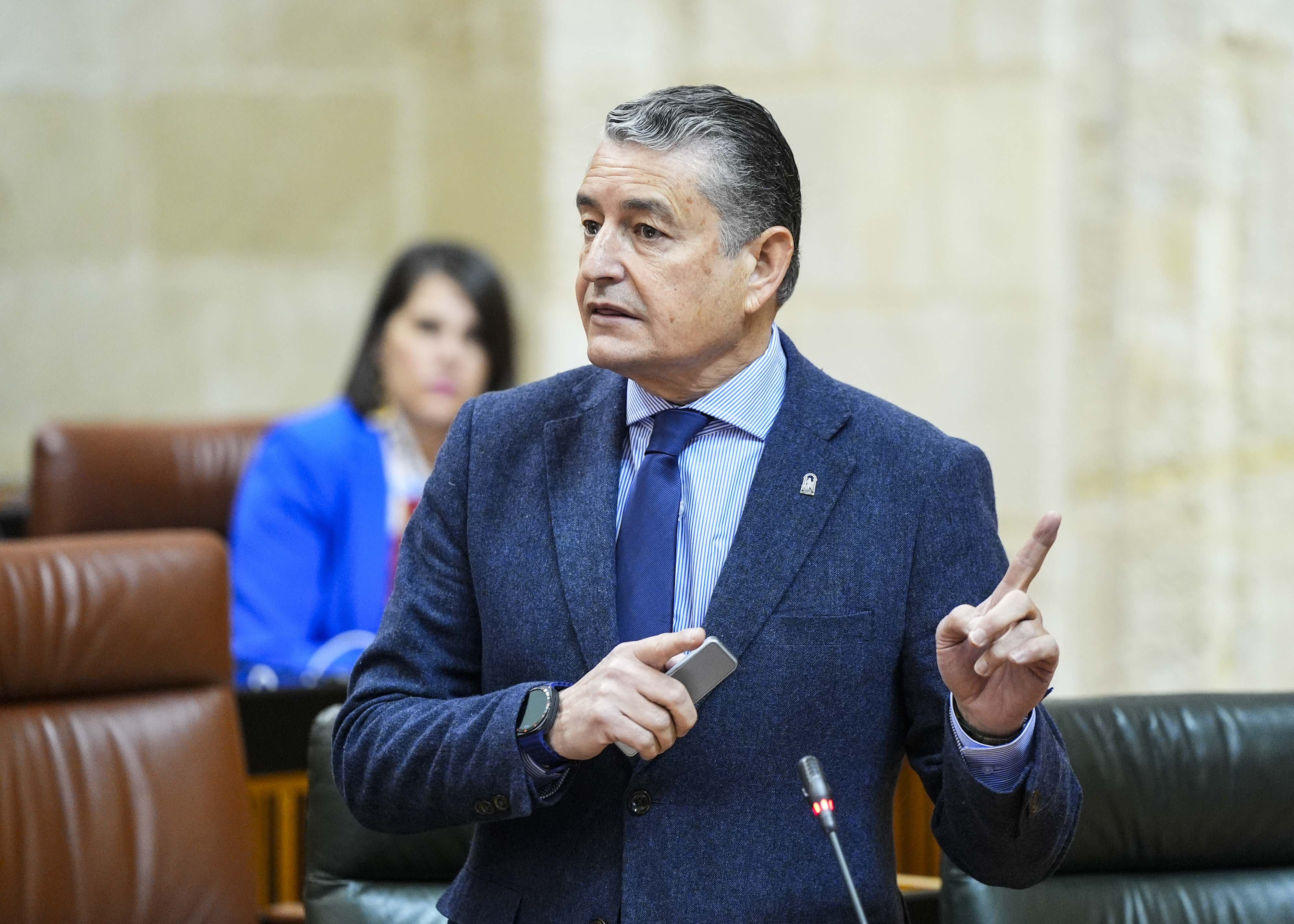 El consejero de Sanidad, Presidencia y Emergencias, Antonio Sanz, responde a la cuesti�n  