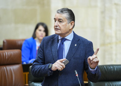 El consejero de Sanidad, Presidencia y Emergencias, Antonio Sanz, responde a la cuesti�n  