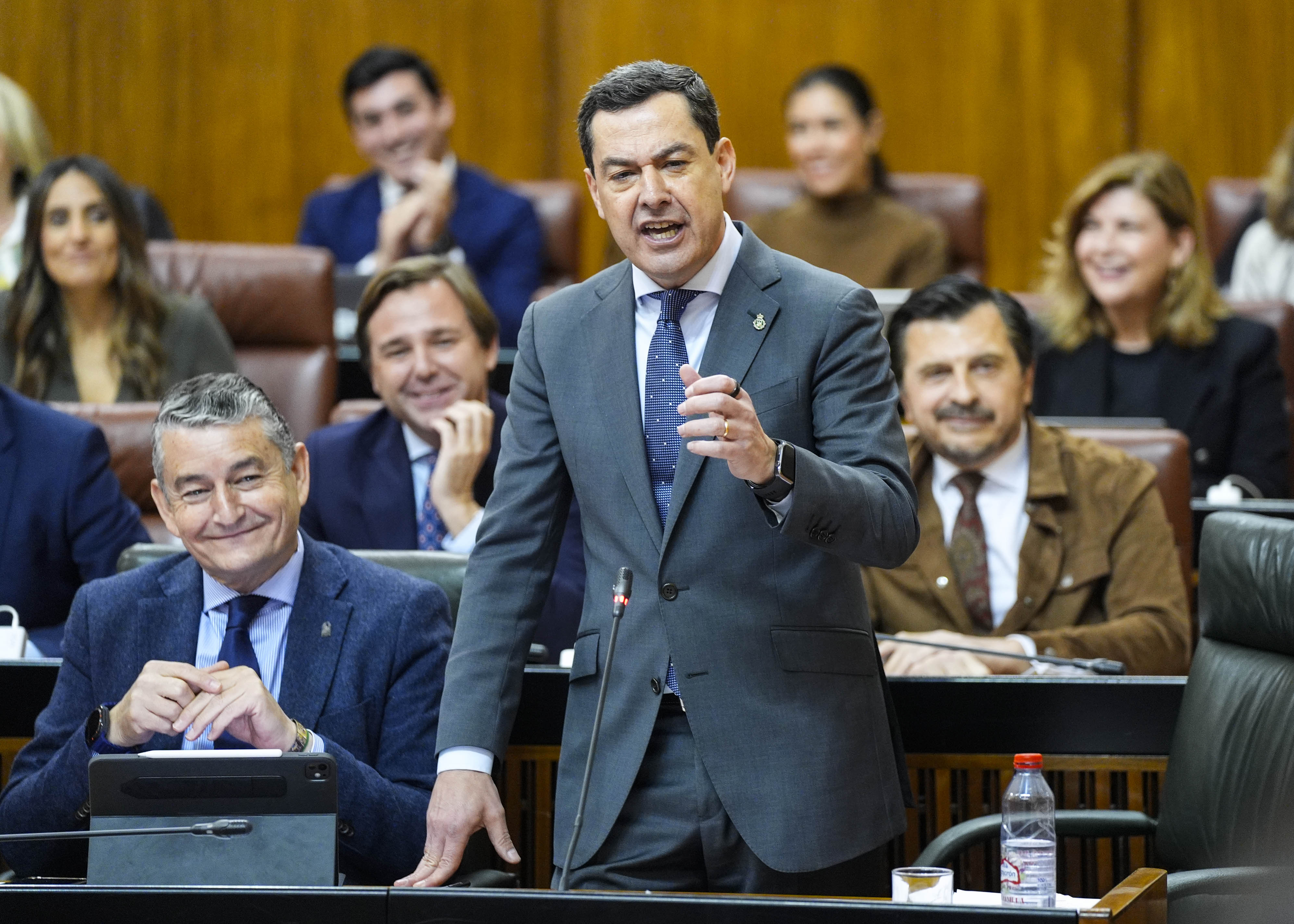 Juan Manuel Moreno, presidente de la Junta de Andaluc�a, responde a los portavoces parlamentarios en la sesi�n de control 