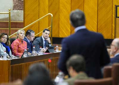 El presidente de la Junta de Andaluc�a escucha la pregunta que le dirige el portavoz 