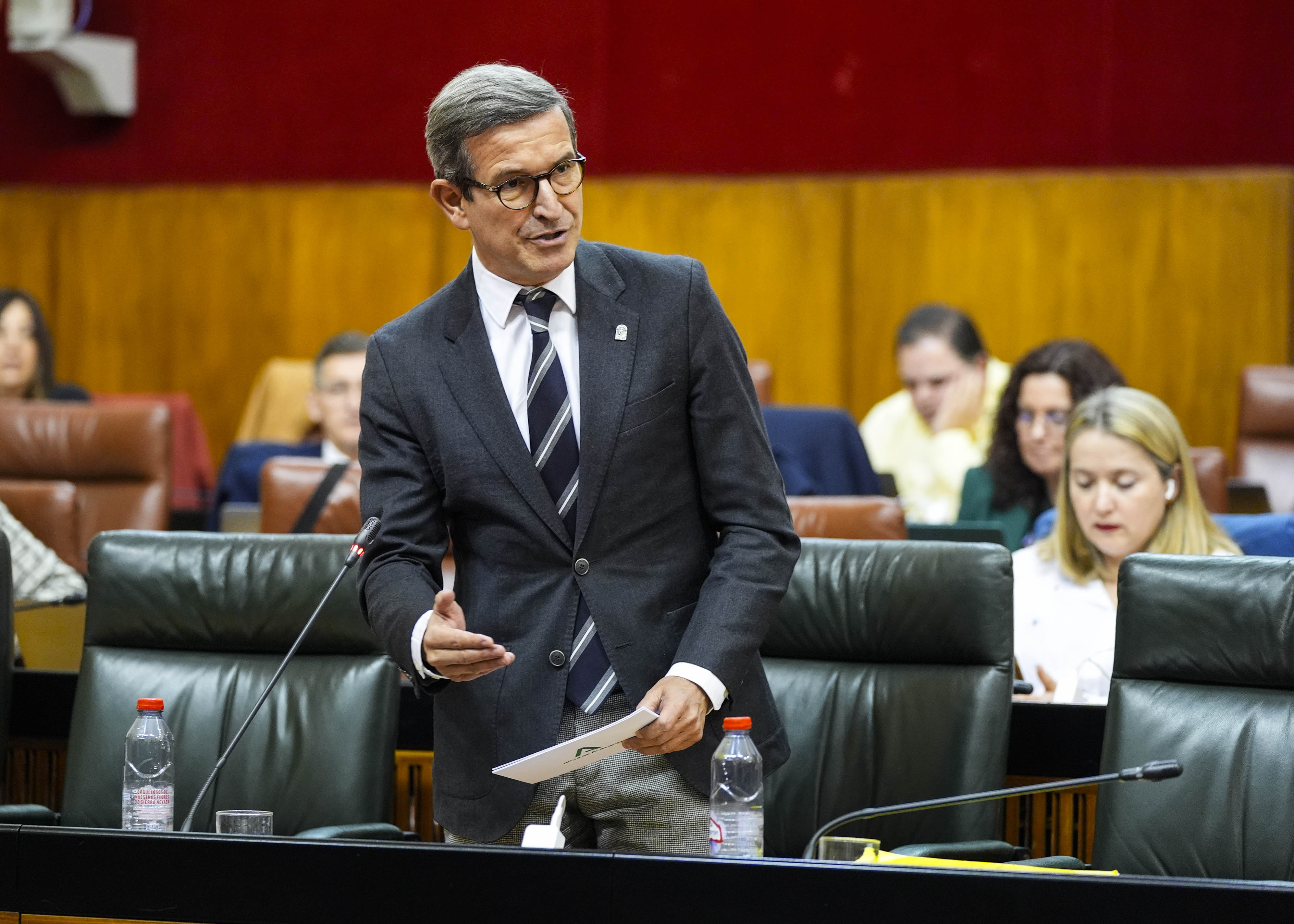  El consejero de Industria, Energ�a y Minas, Jorge Paradelas, responde 