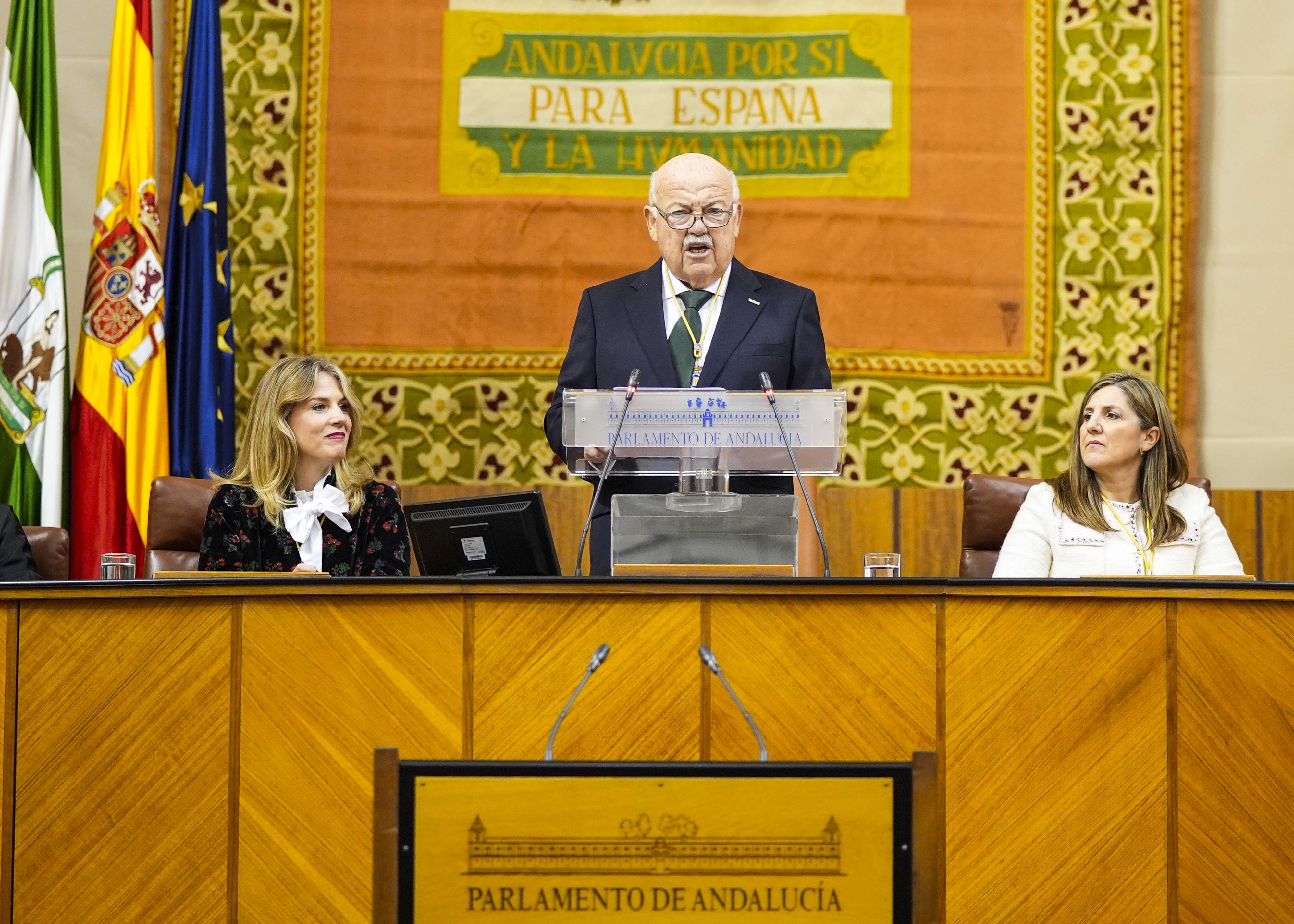   El presidente del Parlamento de Andaluc�a, Jes�s Aguirre, pronuncia su discurso institucional ante el Pleno