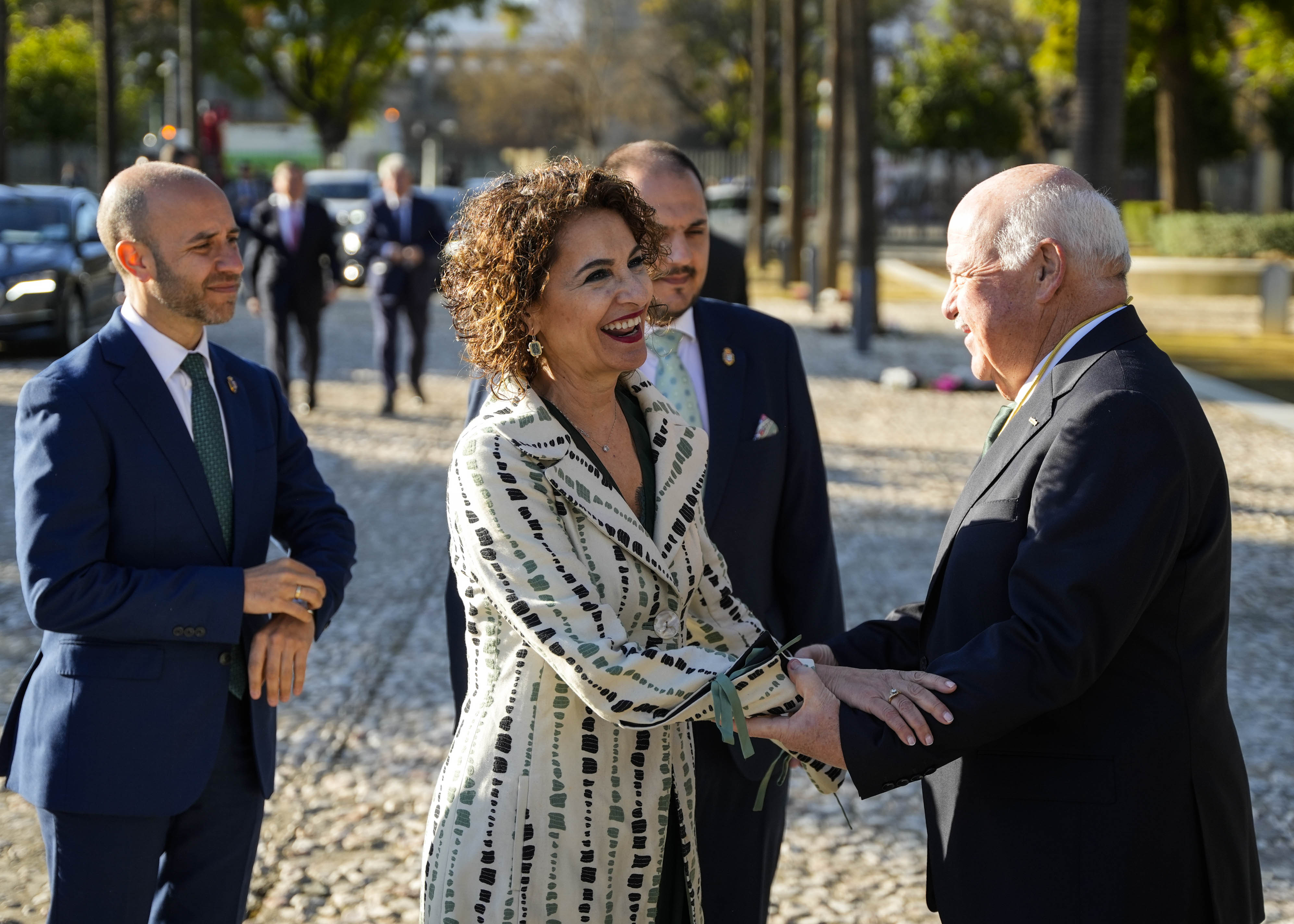   El presidente del Parlamento Andaluz, Jes�s Aguirre, saluda a su llegada a Mar�a Jes�s Montero, vicepresidenta primera del Gobierno y ministra de Hacienda