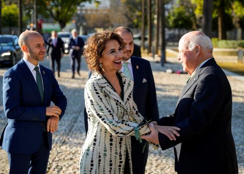   El presidente del Parlamento Andaluz, Jes�s Aguirre, saluda a su llegada a Mar�a Jes�s Montero, vicepresidenta primera del Gobierno y ministra de Hacienda