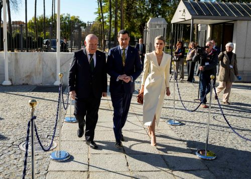 Jes�s Aguirre recibe al presidente de la Junta, Juan Manuel Moreno, acompa�ado de su esposa Manuela Villena, a su llegada a los actos institucionales del D�a de Andaluc�a