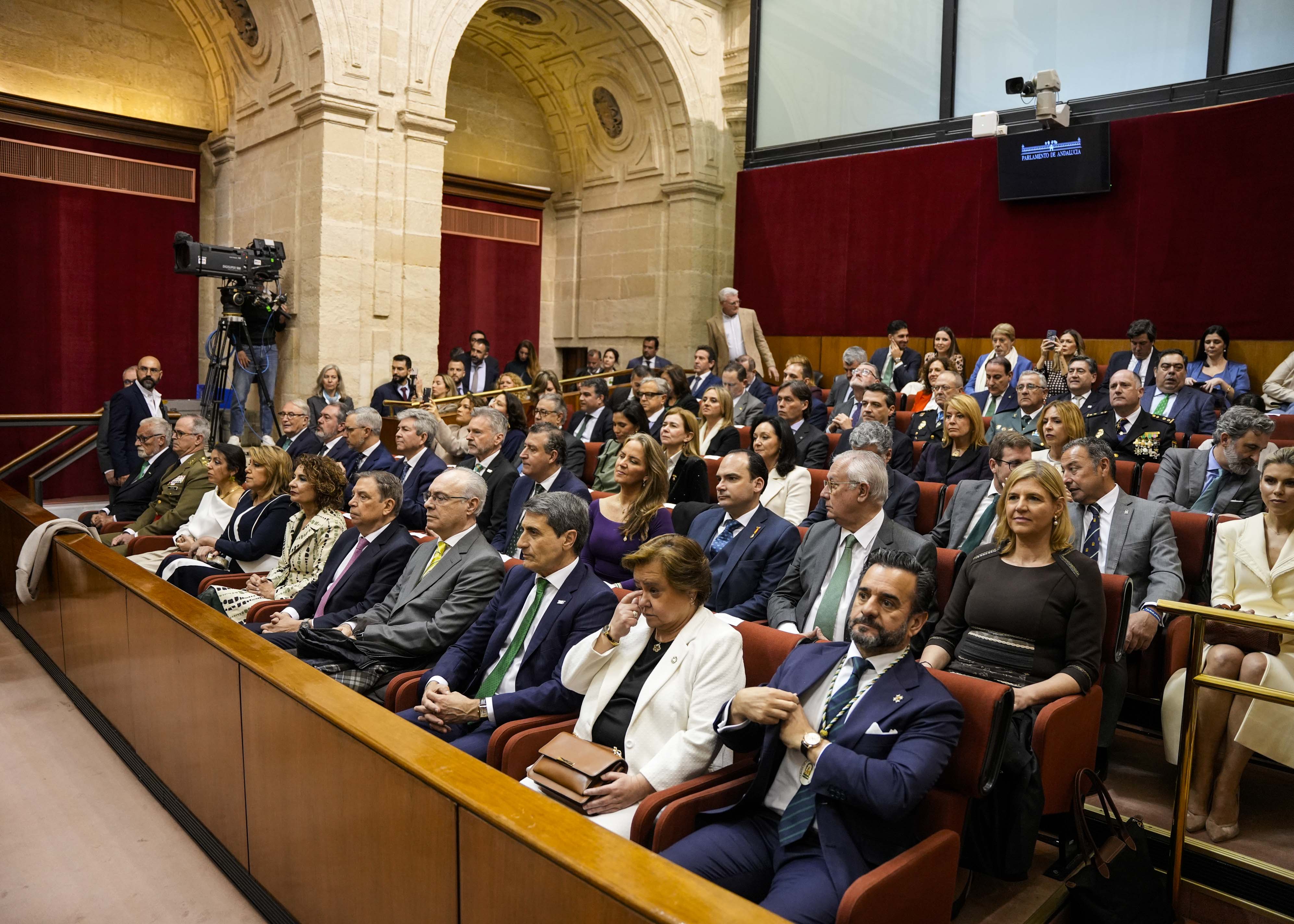 Autoridades asistentes al acto escuchan el discurso desde la tribuna de p�blico  