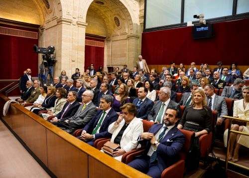 Autoridades asistentes al acto escuchan el discurso desde la tribuna de p�blico  