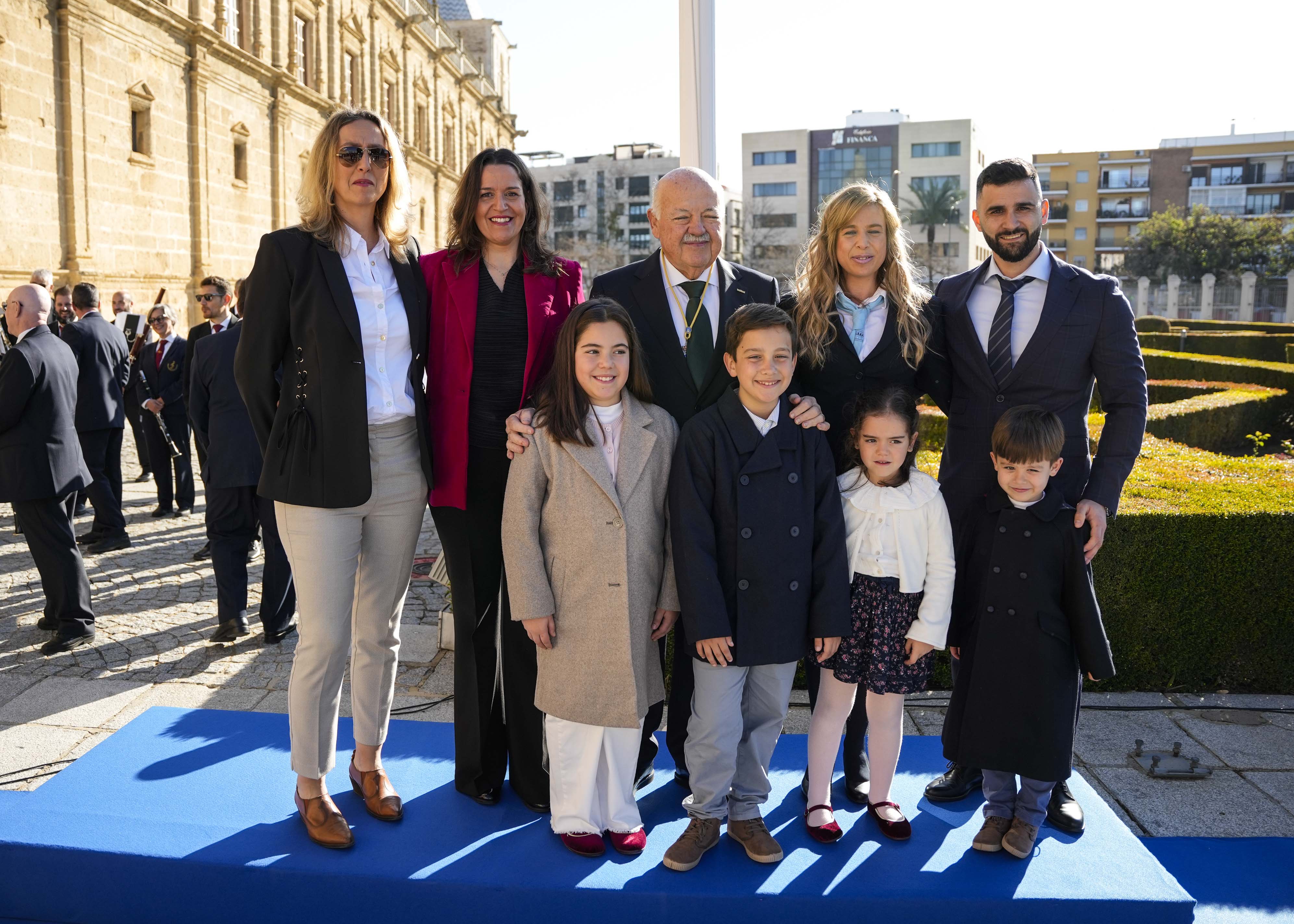  El presidente del Parlamento, Jes�s Aguirre, junto a familiares y los ni�os que le acompa�aron en la izada de la bandera