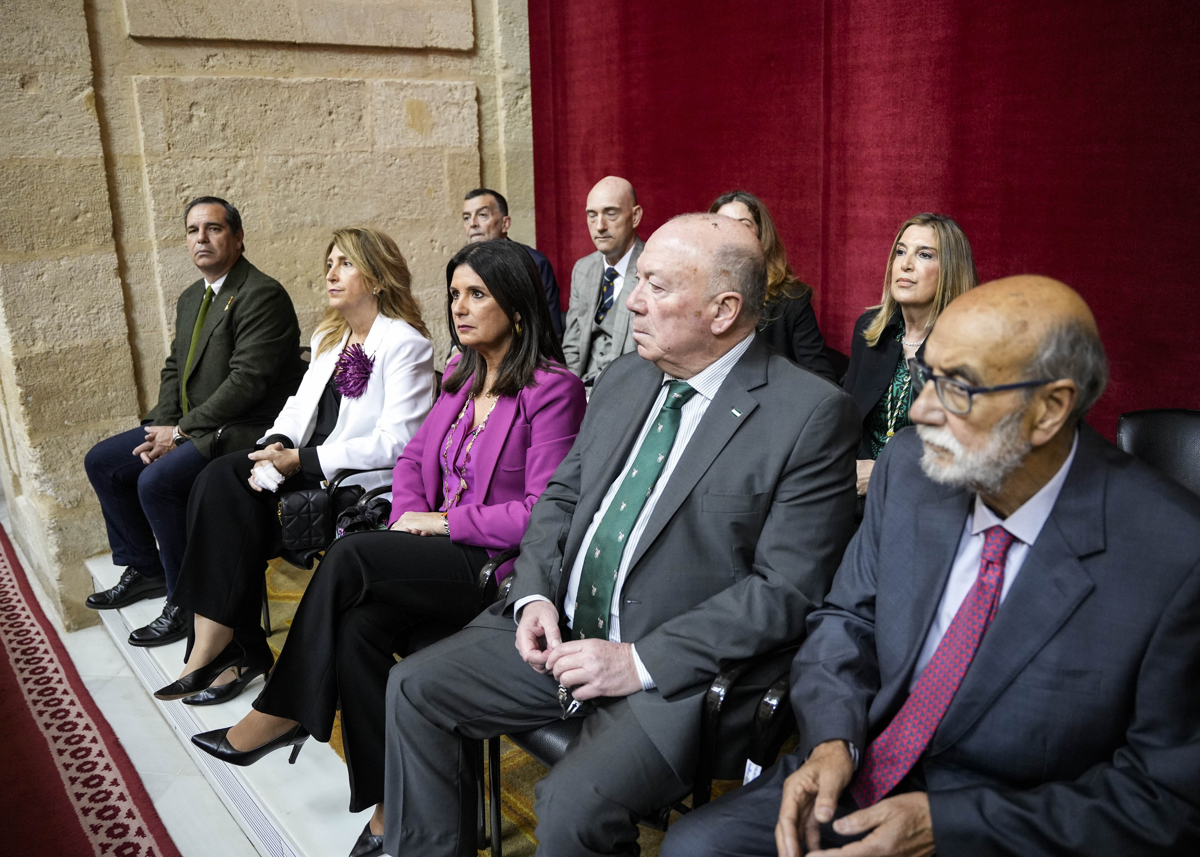  Autoridades y ex diputados durante el discurso del presidente 