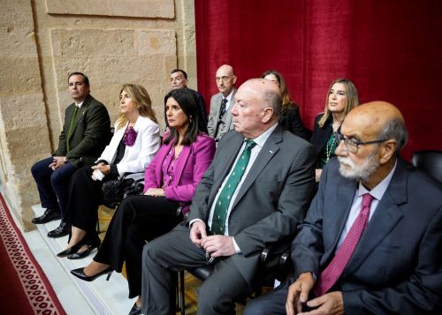  Autoridades y ex diputados durante el discurso del presidente 