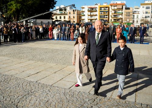  Jes�s Aguirre y los ni�os que le acompa�aron en la izada de la bandera