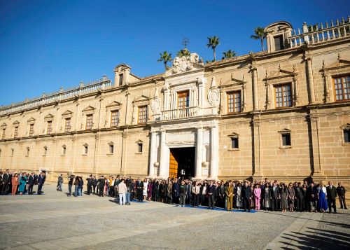  Diputados durante la interpretaci�n del himno ante la fachada principal