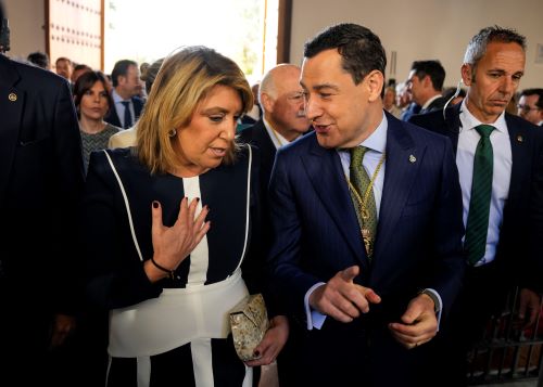  Juan Manuel Moreno conversa con Susana D�az mientras se dirigen al sal�n de plenos