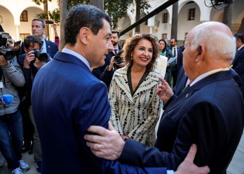  Jes�s Aguirre, Juan Manuel Moreno y Mar�a Jes�s Montero conversan a la entrada del sal�n de plenos